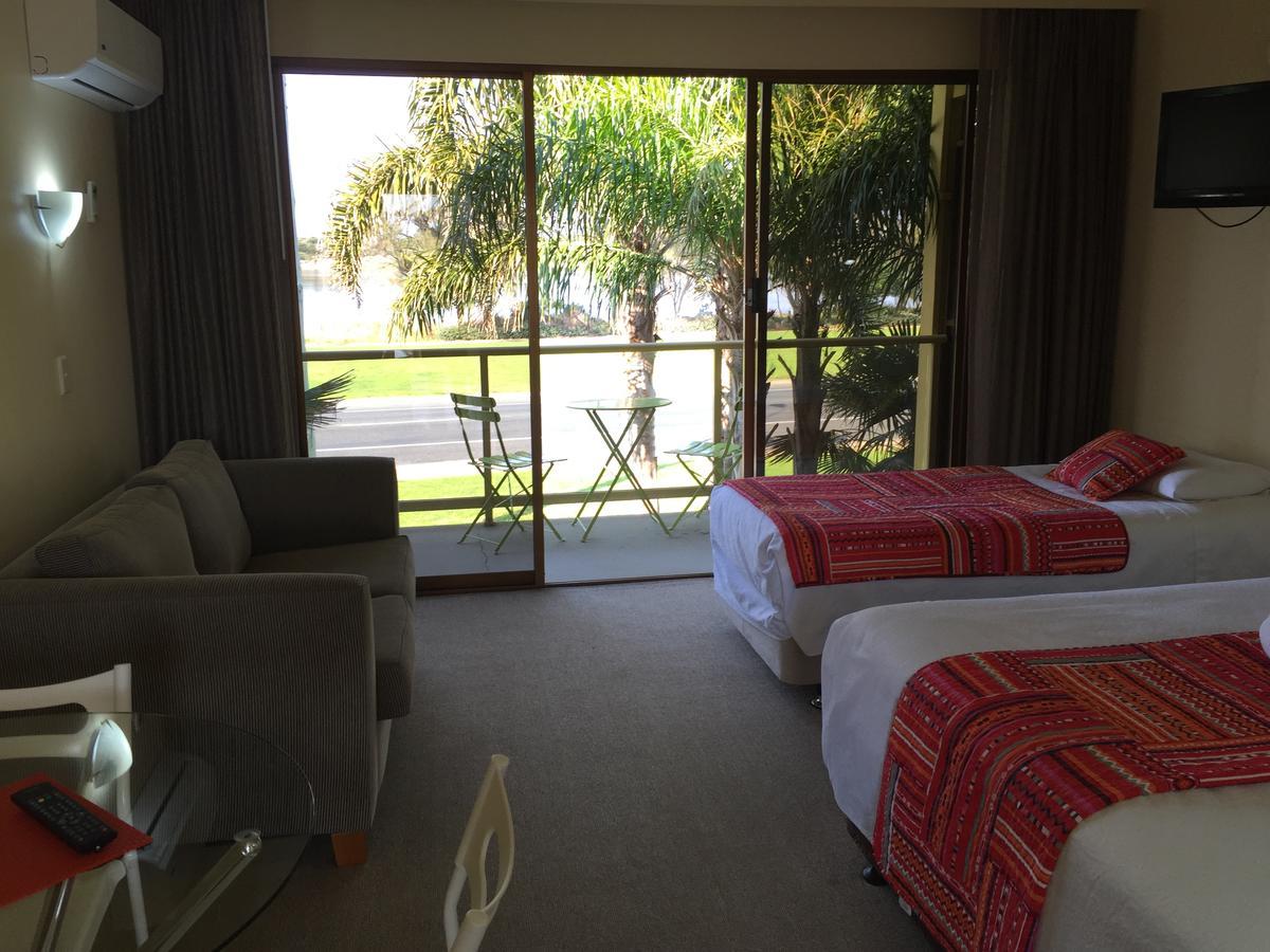 Abel Tasman Waterfront Motel Лейкс-Энтранс Экстерьер фото
