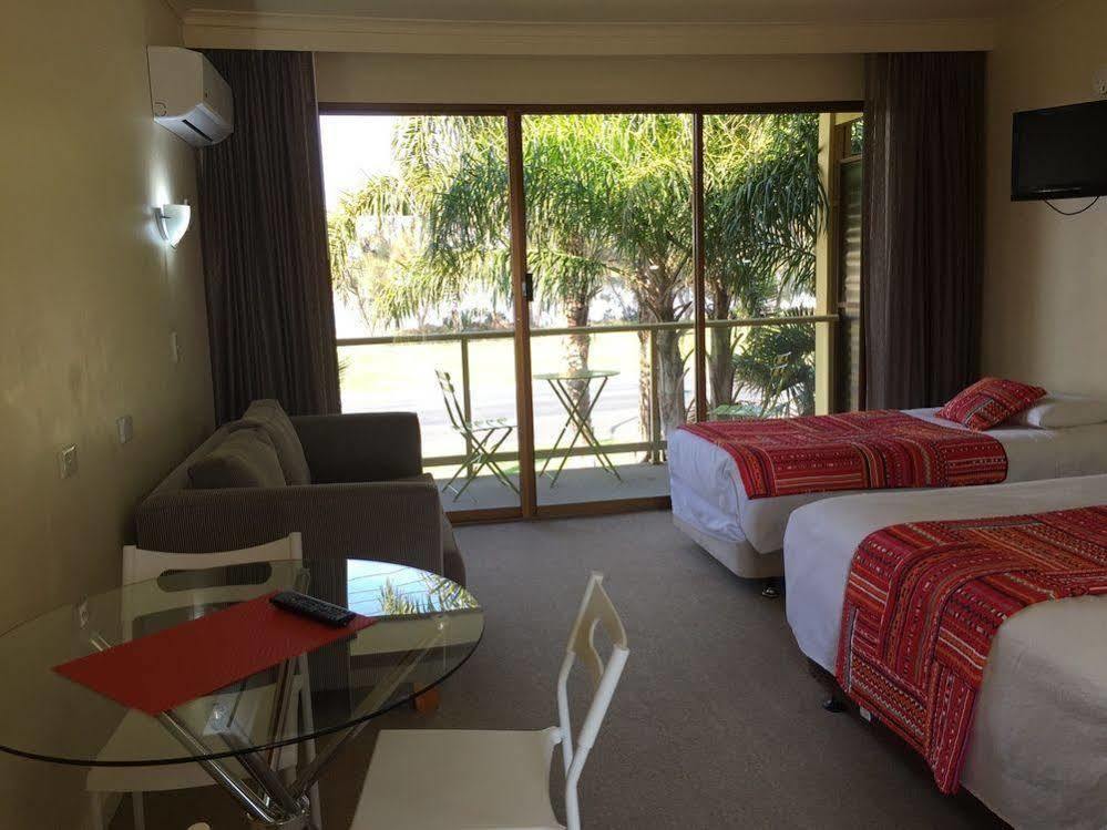 Abel Tasman Waterfront Motel Лейкс-Энтранс Экстерьер фото