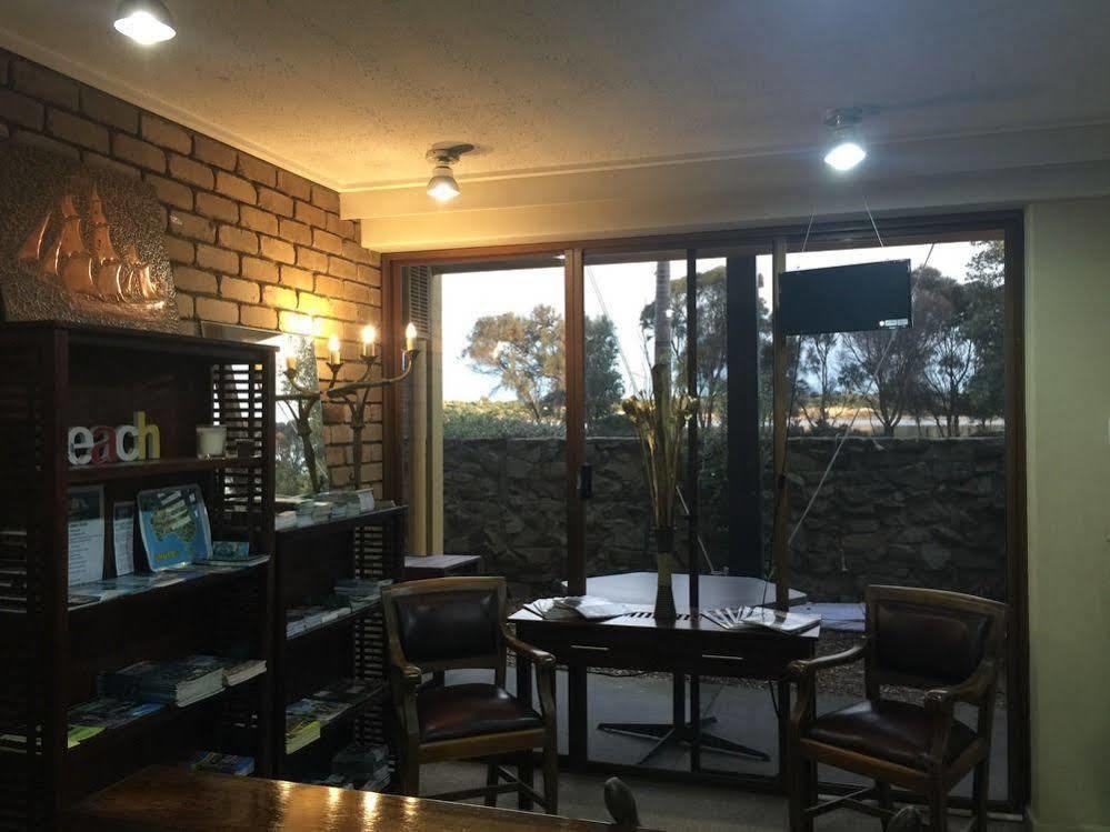 Abel Tasman Waterfront Motel Лейкс-Энтранс Экстерьер фото